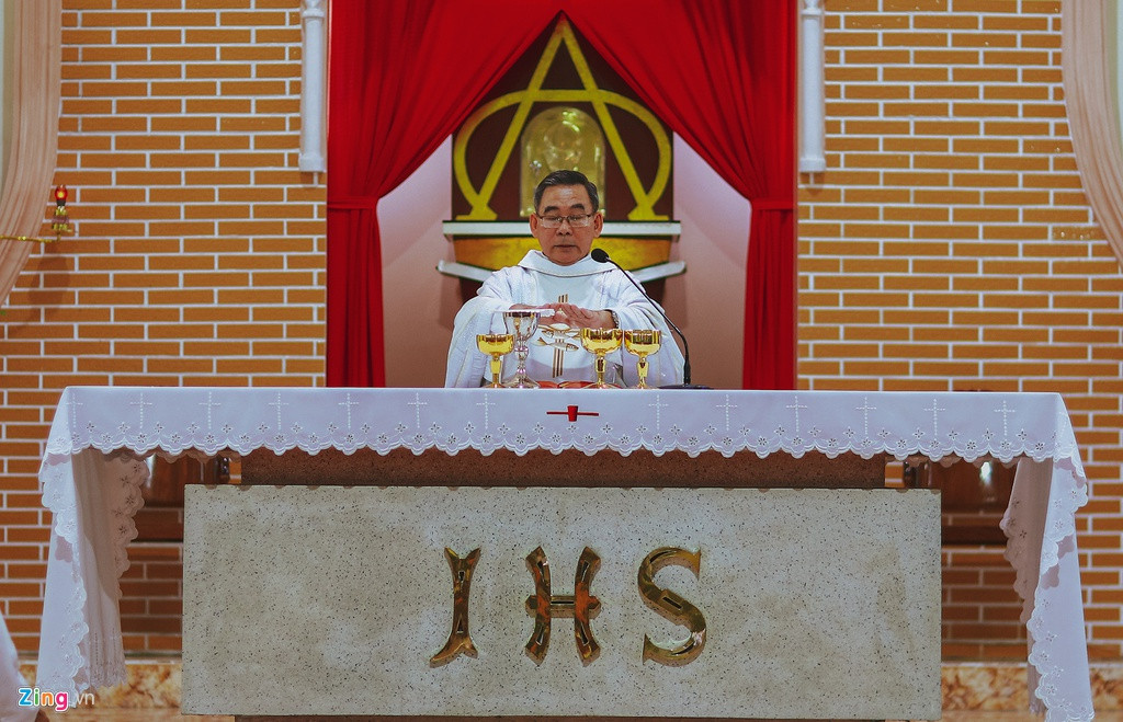 Ngày 27/1/2002, Cha Gioan Baotixita Lê Đăng Niêm chính thức về nhận Giáo xứ Thủ Thiêm.