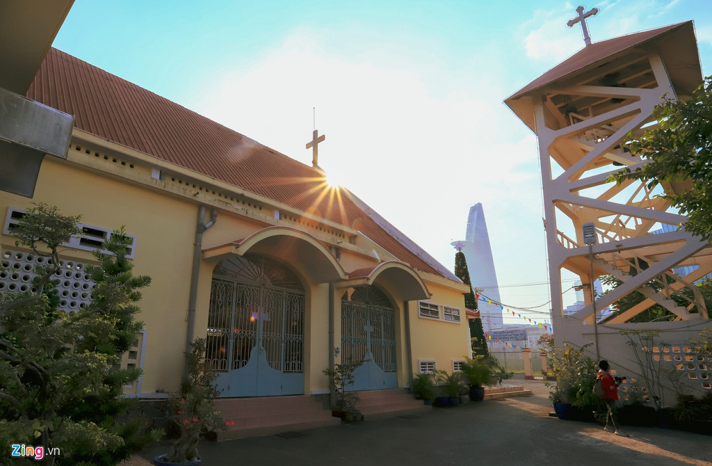 Nằm bên hông nhà thờ là tháp chuông xây dựng 1930 với 5 chuông với niên đại hơn 100 năm được đúc từ Pháp năm 1889, trên chuông có ghi chữ Thủ Thiêm hội.