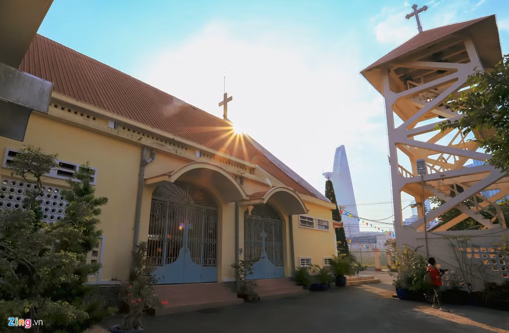 Nằm bên hông nhà thờ là tháp chuông xây dựng 1930 với 5 chuông với niên đại hơn 100 năm được đúc từ Pháp năm 1889, trên chuông có ghi chữ Thủ Thiêm hội.