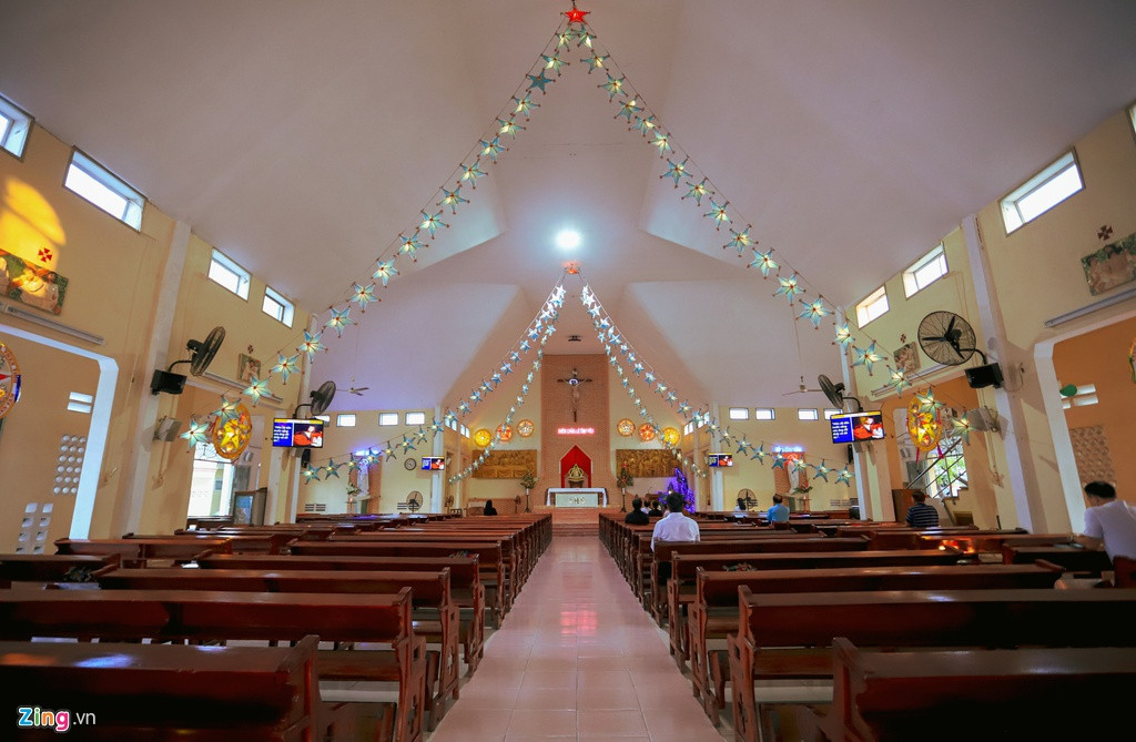 Về mặt kiến trúc, nhà thờ hiện nay không phải là nhà thờ lớn nhưng là sự tiếp nối của nhiều thế hệ giáo dân hàng trăm năm qua. Năm 1859 Cha sở tiên khởi Gabriel Nguyễn Khắc Thành chính thức về coi sóc Họ đạo Thủ Thiêm. Họ đạo lấy mốc điểm này là năm Họ đạo thành lập.