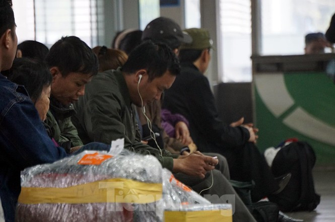 Một số hành khách đi đường dài ngồi tại sảnh phòng vé chờ xe xuất bến về quê. Một nhân viên bán vé xe khách đường dài cho biết, Tết Dương lịch nghỉ giữa tuần, trong khi đó chỉ còn ít ngày nữa là Tết Nguyên đán, do đó đa số khách đặt vé cho chuyến về quê ăn Tết Âm lịch. So với ngày thường, dịp Tết Dương lịch năm nay lượng khách có tăng nhưng không nhiều.