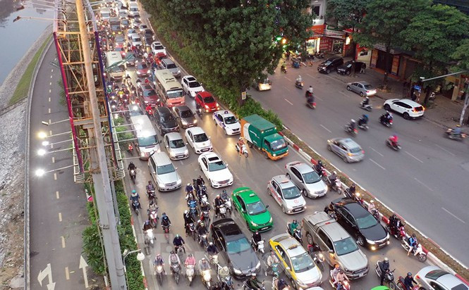 Trong khi đó, tuyến đường vành đai 2 - Láng vào giờ cao điểm, các phương tiện di chuyển chậm như thường lệ.