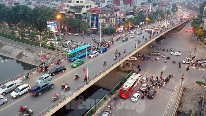 Ngã tư Láng - Láng Hạ.