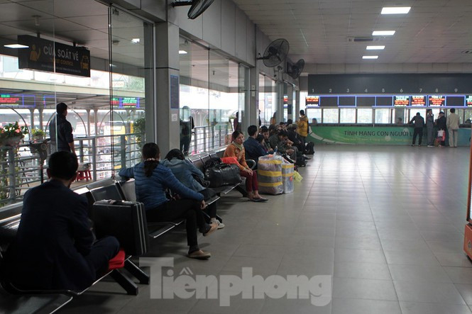 Phòng vé tại bến xe Nước Ngầm cũng hoạt động như ngày bình thường, không xảy ra tình trạng quá tải như những dịp lễ khác trong năm.