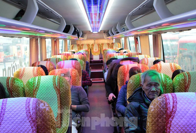 Bên trong một xe khách có uy tín tuyến Hà Nội - Hải Phòng còn trống nhiều ghế dù xe chuẩn bị lăn bánh.