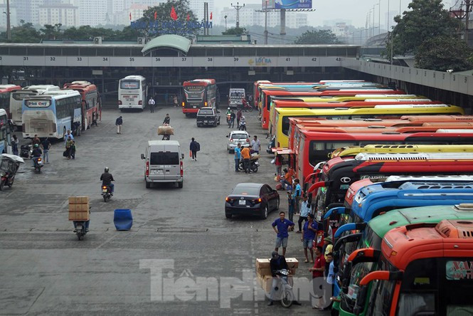 Kết thúc ngày làm việc cuối năm 2019 (31/12), dù được nghỉ Tết Dương lịch một ngày tuy nhiên tại các bến xe vắng khách. Ghi nhận tại bến xe Nước Ngầm, cửa ngõ phía Nam thủ đô Hà Nội, lưu lượng hành khách mua vé về quê không nhộn nhịp như các dịp nghỉ lễ 30/4, 2/9.