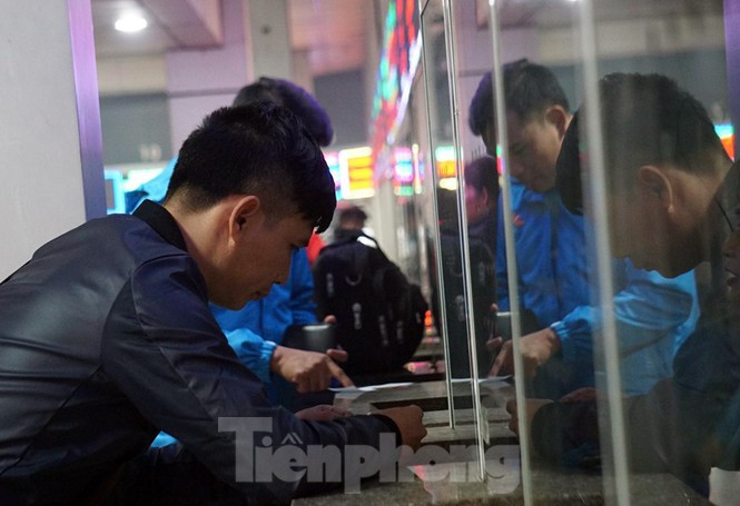 Trao đổi với Tiền Phong, lãnh đạo Bến xe Nước Ngầm cho biết, dịp Tết Dương lịch năm nay được nghỉ một ngày giữa tuần, do đó không nhiều người dân về quê như những năm trước. Phòng vé tại bến họat động như ngày thường, tăng nhưng không nhiều.