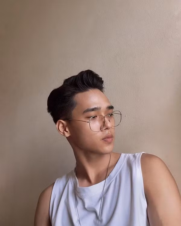 Sở hữu gương mặt với nhiều đường nét nam tính, chiều cao 1m74 cùng body "ăn tập" săn chắc, Anh Tuấn thu hút ánh dân mạng mà đặc biệt là các fan nữ ngay từ ánh nhìn đầu tiên.