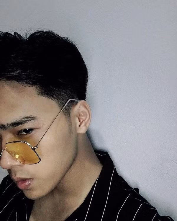 Khi được hỏi về dự tính trong tương lai, chàng nam sinh điển trai trường Việt - Hàn chia sẻ: "Tương lai thì mình đang muốn phát triển ngành mình học thôi mình cũng thích làm model nên tương lai mình sẽ cố gắng mong là có duyên".