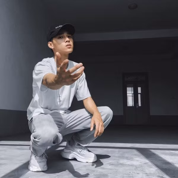 Được nhiều người gọi là hot boy khiến Anh Tuấn có chút ngại ngùng và cho biết mình không quá nổi trội để xứng đáng với biệt danh mọi người dành tặng.