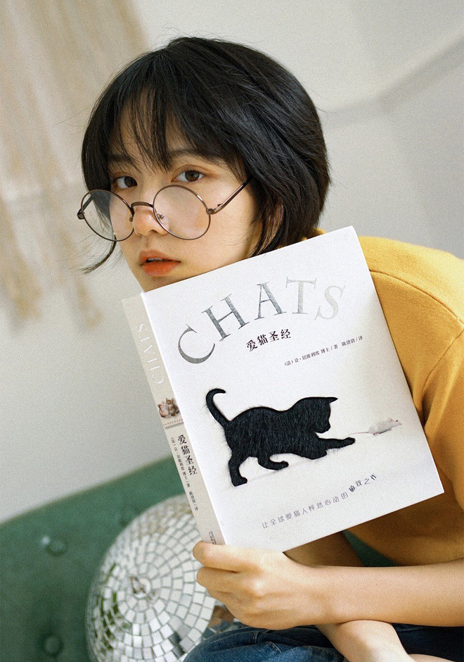 Ngắm những bức hình mà Gou Ge đăng tải, bạn có thể dễ dàng nhận ra cô nàng này có sở thích ăn uống, có gu ăn mặc đơn giản và có khiếu viết lách.