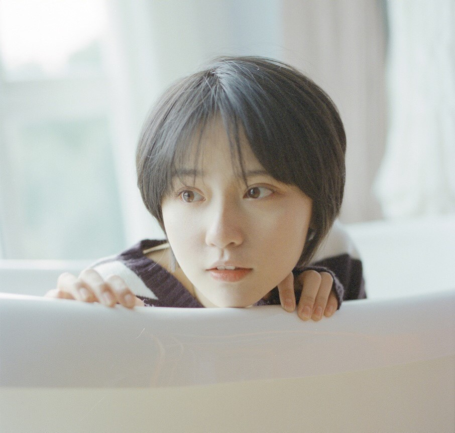 Mái tóc ngắn thường khiến người ta trông mạnh mẽ hơn thì đặt ở trường hợp hot girl này lại trái ngược khi nó chỉ làm tôn vẻ ngây thơ, dễ thương của Gou Ge hay đúng như cư dân mạng thường nói, đó chính là con gái mà để tóc ngắn là "auto trẻ".