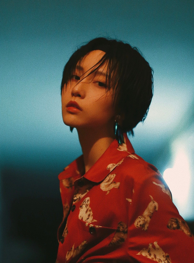 Những cô nàng tóc dài thường trông rất dịu dàng, nữ tính thì mái tóc ngắn lại thường được mặc định là dành riêng cho con gái mà cá tính, năng động. Cô bạn xứ Trung có tên Gou Ge là một điển hình cho combo tóc ngắn mặt xinh này.