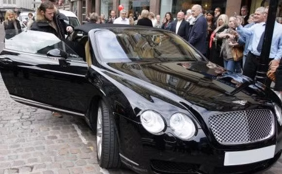 Năm 2007, Rooney gây chú ý khi sử dụng Bentley Continental màu đen. Vào thời điểm lúc đó, siêu xe này có giá lên tới 130.000 bảng.