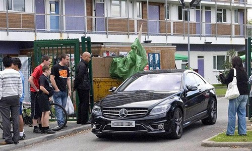 Năm 2008. khi còn sống trong khu biệt thự sang trọng Wythenshawe, Rooney đã sử dụng chiếc xe Mercedes CLK 63 AMG .Chiếc xe này được tiền đạo M.U mua với giá 120.000 bảng.