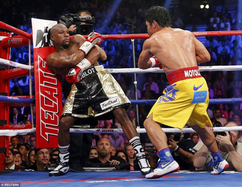 Trong suốt trận đấu, Mayweather liên tục né tránh những cú đấm của Pacquiao theo dáng rất điệu.