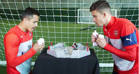 Khi các cầu thủ Arsenal so tài trên sân đấm bốc điện tử.