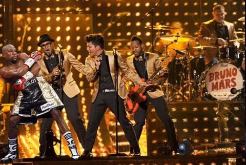 Cú né người của Mayweather điệu nghệ như anh đang biểu diễn với danh ca Bruno Mars.