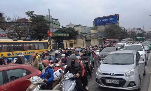 Nhieu tuyen duong Ha Noi un tac, xe “nhoi nhet” khach sau nghi Tet