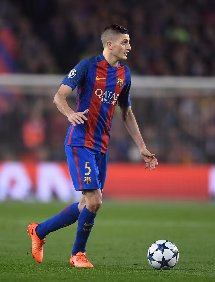 Chứng kiến những lục đục trong việc gia hạn hợp đồng giữa Verrati và PSG, truyền thông Tây Ban Nha phát đi thông điệp rằng Barca đã chuẩn bị mang "bao tải tiền" tới Pháp để kịch hoạt thương vụ bom tấn TTCN Hè 2017 mang tên "Tiểu Pirlo". Bên cạnh đó, mới đây cũng chính cầu thủ người Italy cũng từng thừa nhận mơ ước được khoác lên mình màu áo CLB chủ sân Nou Camp. Ảnh trong bài: Ghiền bóng đá ghép ảnh.