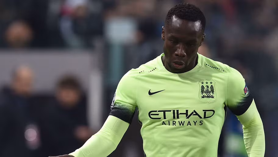 Bacary Sagna là một trong những hậu vệ giàu kinh nghiệm của làng túc cầu giáo thế giới cũng như tại Premier League. Chính vì lý do đó mà Manchester City đã không ngần ngại trả anh mức lương cao gấp rưỡi (150 nghìn bảng/tuần) so với những gì nhận được tại Arsenal.
