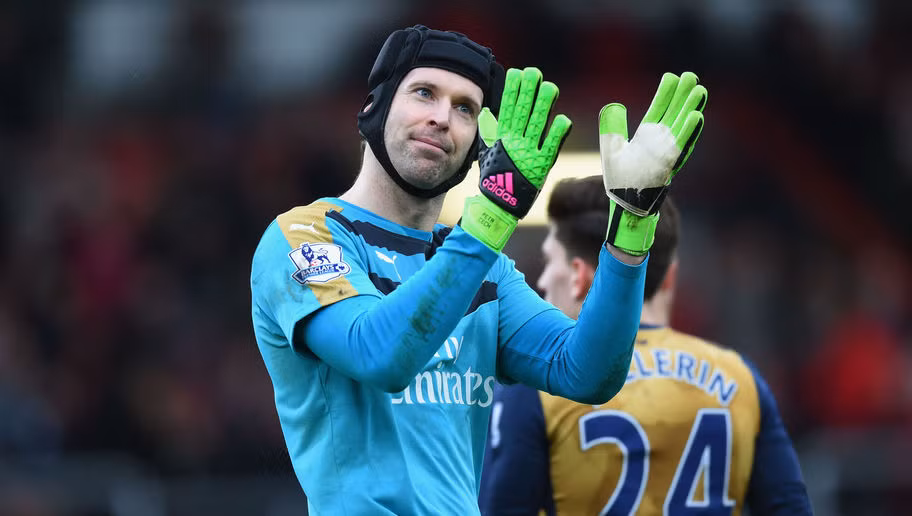 Cũng như Buffon, Petr Cech cũng là một thủ thành danh tiếng thế giới. Đã bước vào tuổi 33, thủ môn này vẫn là chỗ dựa tinh thần vững chắc cho CLB Arsenal và là chốt chặn thành công đưa ĐT CH Séc vào VCK Euro 2016.