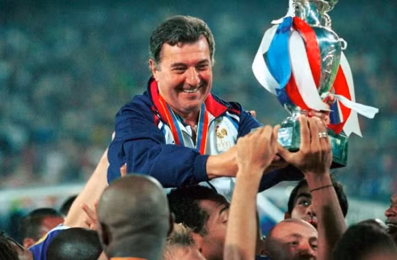 Sau chức vô địch World Cup 1998, Roger Lemerre được thừa hưởng một lứa cầu thủ vô cùng tài năng như Zidane, Henry hay Emmanuel Petit. Cộng với tài thao lược, vị chiến lược gia này đã cùng các học trò chinh phục thành công chiếc cup Euro 2000 và cùng với đó cũng tự điền tên mình vào danh sách các HLV thành công nhất lịch sử VCK Euro.