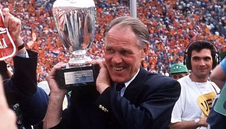 Rinus Michels được coi là cha đẻ của bóng đá tổng lực khiến cả thế giới phải kính trọng thông qua màn trình diễn xuất sắc của Johan Cruyff suốt thập niên 1970. Song, phải đến EURO 1988, thứ bóng đá tổng lực của Rinus mới giúp ĐT Hà Lan vô địch. Chiến thuật của HLV Rinus đã làm thay đổi triệt để bộ mặt của bóng đá.