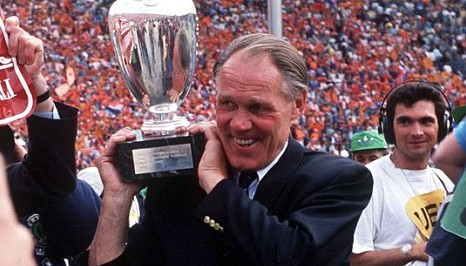 Rinus Michels được coi là cha đẻ của bóng đá tổng lực khiến cả thế giới phải kính trọng thông qua màn trình diễn xuất sắc của Johan Cruyff suốt thập niên 1970. Song, phải đến EURO 1988, thứ bóng đá tổng lực của Rinus mới giúp ĐT Hà Lan vô địch. Chiến thuật của HLV Rinus đã làm thay đổi triệt để bộ mặt của bóng đá.