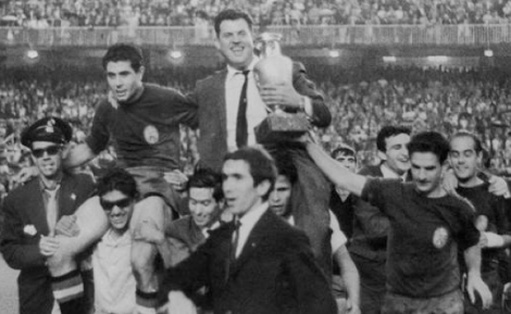 Sau khi cùng Real Madrid vô địch Cúp C1 năm 1961, HLV Jose Villalonga Llorente đã tiếp quản ĐT Tây Ban Nha và cùng những "chú bò tót" xưng vương tại VCK Euro 1964.