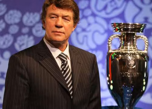 Otto Rehhagel đã cùng các học trò viết nên câu chuyện thần thoại ở Euro 2004. Chẳng cần có trong tay đội hình toàn sao thế nhưng với bài phòng ngự phản công sắc lẹm, vị chiến lược gia người Đức đã đưa ĐT Hy Lạp lên đỉnh của châu Âu.