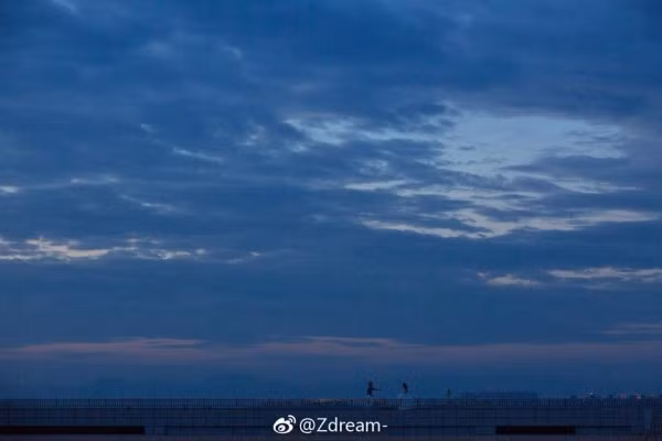 Không chỉ dành lời khen cho bộ ảnh cưới trên mà nhiều người còn khẳng định chắc nịch rằng mình sẽ học tập để làm ra một bộ ảnh tình chẳng kém cặp đôi người Trung Quốc tên.