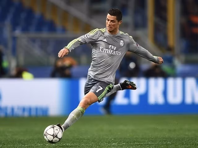 Cristiano Ronaldo không thua kém bất cứ ai trong thế giới bóng đá hiện đại. Nhưng điều tuyệt vời hơn ở CR7 chính là việc anh không hề muốn dứng lại. Dù ở trên sân tập hay trong trận đấu chính thức, siêu sao người Bồ Đào Nha vẫn là người chăm chỉ nhất, quyết tâm nhất, với khát khao cháy bỏng ngày một hoàn thiện bản thân và vươn tới những tầm cao mới. Ảnh: Daily Mail.