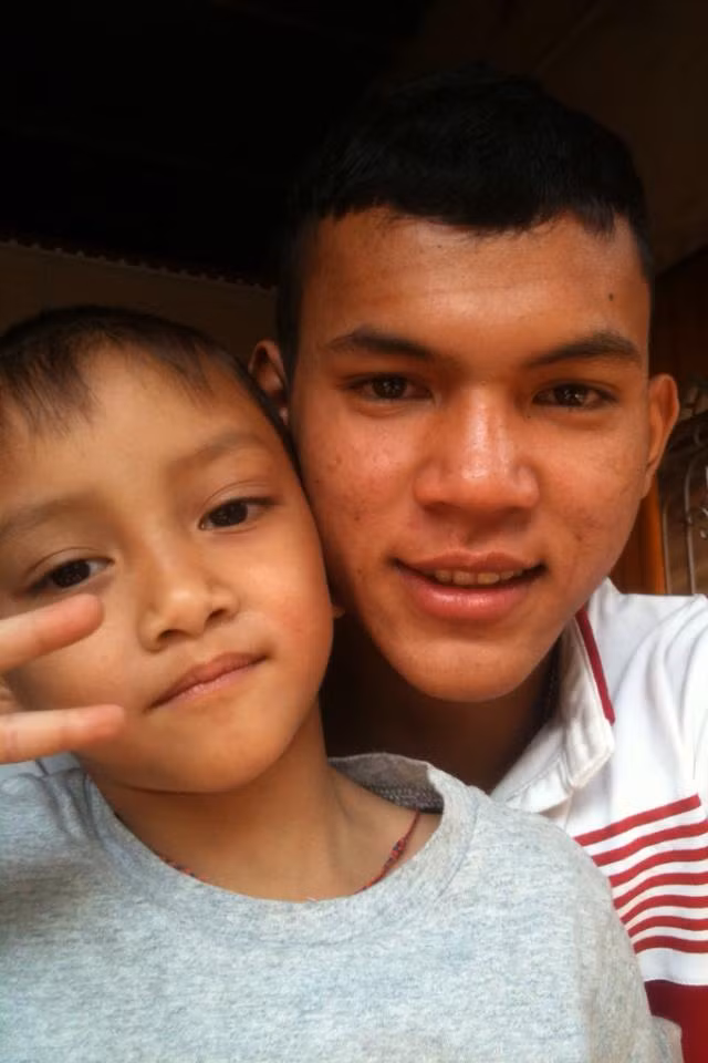 Trong ảnh, chàng cầu thủ 9X chụp ảnh với cậu cháu trai đầy kháu khỉnh của mình.