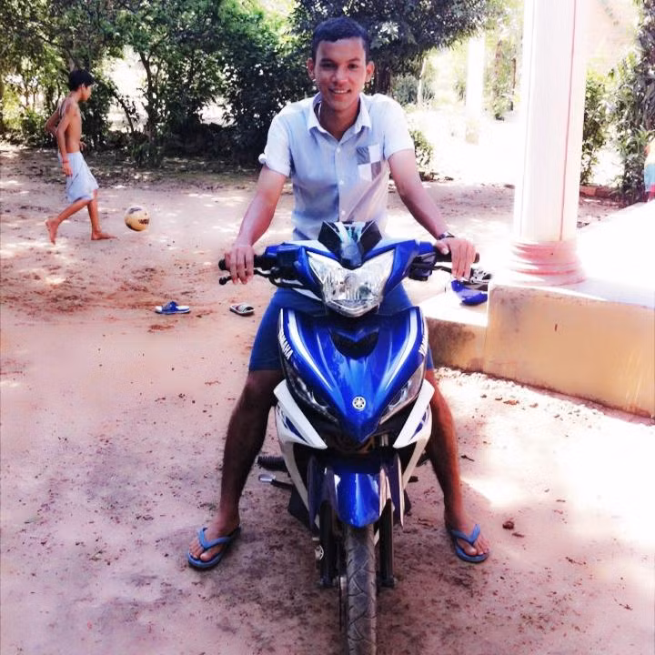 Thi đấu trong màu áo của trung tâm đào tạo trẻ PVF nên Lâm Thuận thường xuyên phải xa nhà. Nhưng cứ mỗi lần có thời gian nghỉ, cầu thủ người Khmer này lại trở về với gia đình nhỏ của mình tại Bình Phước để thư giãn. Mảnh vườn nhỏ trong nhà là nơi Lâm Thuận gắn bó tuổi thơ của mình bên trái bóng, nơi đây đã nuôi dưỡng giấc mơ trở thành cầu thủ của Lâm Thuận.