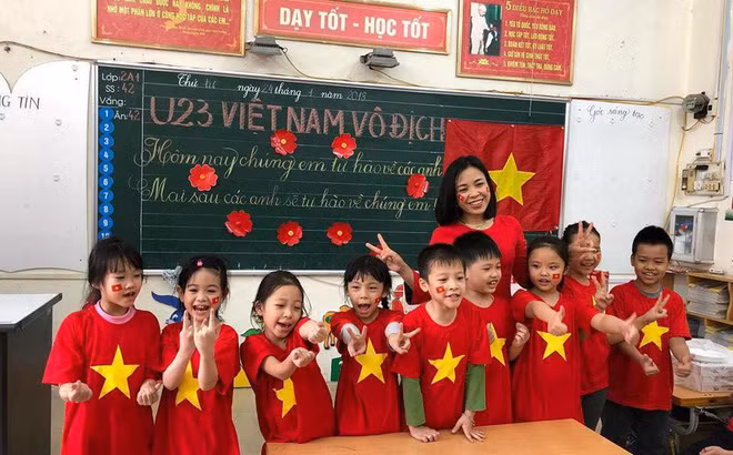 Mới đây trên trang Facebook cá nhân, đạo diễn Nguyễn Văn Lượng, giám đốc xưởng phim truyền hình, đài PTTH Hải Phòng đăng tải hình ảnh cô trò trường Tiểu học Đinh Tiên Hoàng, quận Hồng Bàng đang cổ vũ cho đội tuyển U23 Việt Nam.