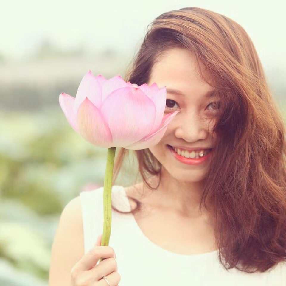 Cô giáo trẻ Ngân Thương khoe vẻ đẹp nhẹ nhàng bên những cánh hoa sen.