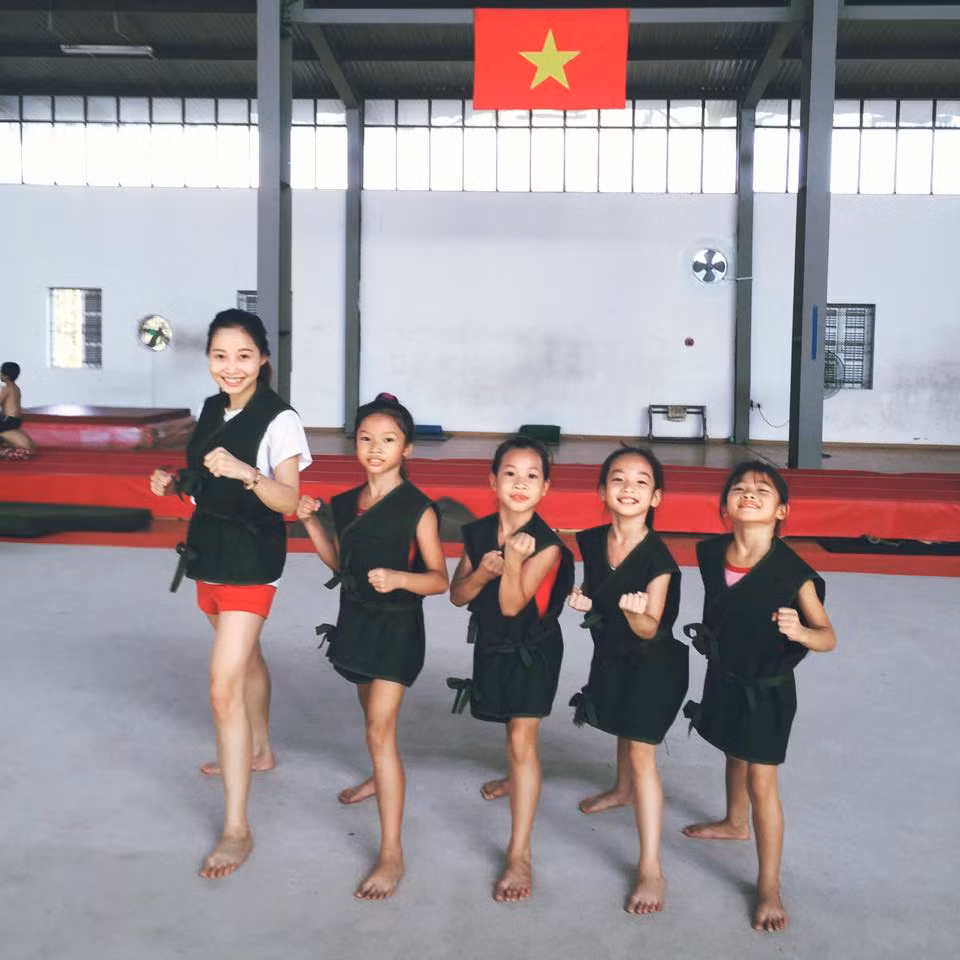 Cô giáo hot girl Ngân Thương có vóc dáng nhỏ và gương mặt trẻ hơn so với tuổi 26 của mình. Biệt danh "búp bê" mà báo chí đặt cho Ngân Thương cũng một phần vì vẻ đẹp thách thức tuổi tác của cô.