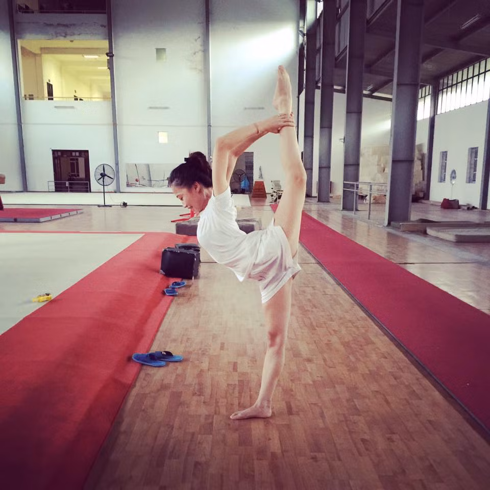 Chia sẻ về nghề giáo viên của mình, cô gái sinh năm 1989 này nói: "Dù nhiều lúc các con không nghe lời cô Thương, nhưng dù sao chúng cũng chỉ là những đứa trẻ rất ngây thơ và đáng yêu. Cô chỉ cần hắng giọng là các con lại ngoan ngay".