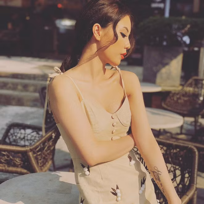 Đây không phải cách lấy lại hình ảnh sau hàng loạt biến cố, vì hình ảnh của Á Hân trong mắt mọi người luôn như vậy, chỉ là trong thời gian vừa qua cô buộc phải tạm dừng các hoạt động để chăm sóc cho gia đình.