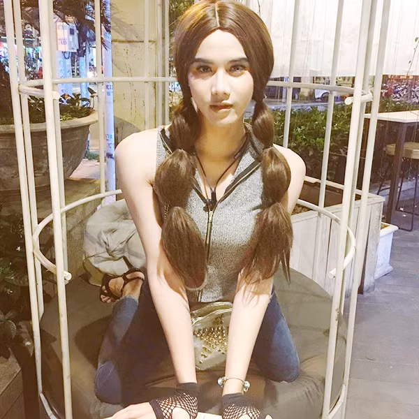 Thái kể rằng, từ năm học mẫu giáo, cậu bạn đã thích chơi trò chơi con gái, từ búp bê đến đồ hàng. Khi biết thích một bạn nam nào đó trong lớp, Thái thường tìm cách để ở gần người ấy, thậm chí là mang chăn gối đến nằm gần chàng giờ nghỉ trưa.