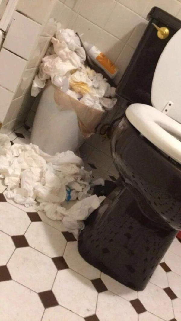Giấy vệ sinh tràn lan khắp nhà vệ sinh nhìn mà phát ớn.