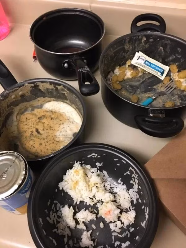 Ăn xong không bao giờ dọn dẹp, nồi niêu xoong, chảo bày bừa khắp mọi nơi.