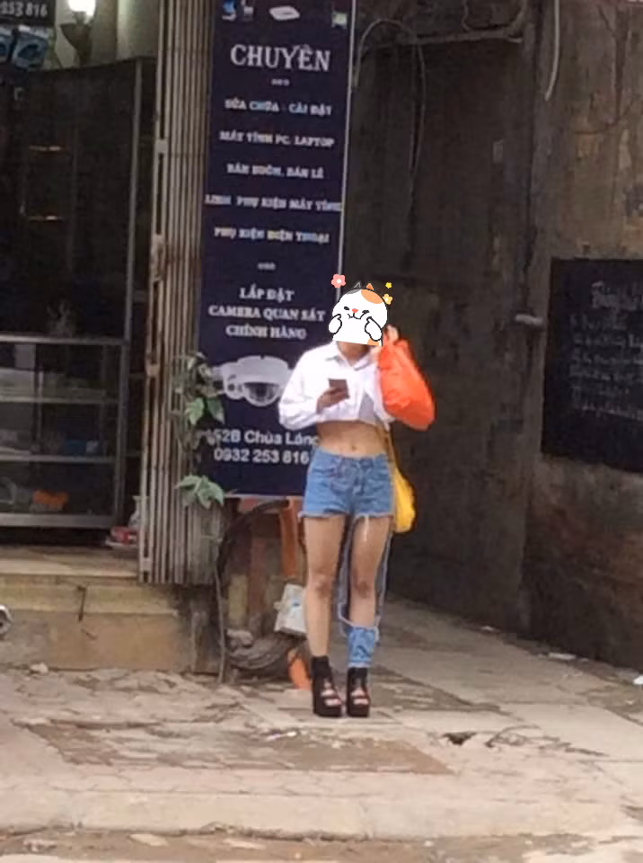 Những năm vừa qua, thời trang quần què không xa lạ gì với nhiều bạn trẻ. Từ một chiếc quần bình thường nhưng qua tay các nhà thiết kế, nó đã trở nên độc đáo hơn với ống thấp, ống cao và những đường cắt xẻ táo bạo.