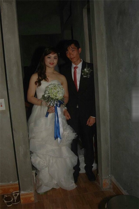 Chứng kiến những bức ảnh thảm họa ngày cưới, nickname M.T chia sẻ: "Chỉ tại trời nắng thôi chứ anh nháy cũng đâu muốn thế. Anh chỉ phản ánh đúng bức ảnh ngày hôm đó mà thôi".