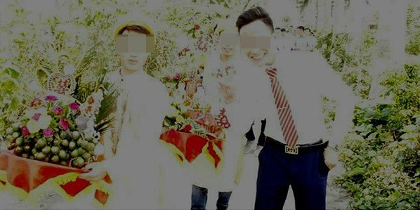 Mới đây trên MXH, nickname T. đã chia sẻ những bức ảnh cưới thảm họa được CĐM quan tâm. Cụ thể, chú rể này đang hí hửng mãi mới lấy được vợ, "nở mày, nở mặt" với bạn bè, ấy thế nhưng thợ chụp ảnh lại trả cho quả ảnh không thể xấu xí hơn.