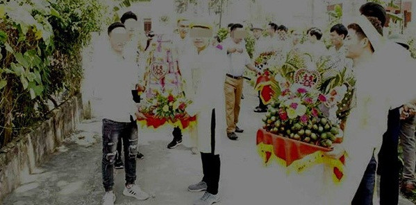 Đó là những bức ảnh trong đám hỏi của T., chú rể cùng người bê tráp đều háo hức, phấn khởi đến nhà cô dâu đem trầu cau, sính lễ hỏi cưới nhưng không biết do nắng chói chang quá hay sao mà ảnh nhận về chỉ toàn thấy nắng. Chú rể và tất cả cảnh vật bị cháy sáng toàn bộ.