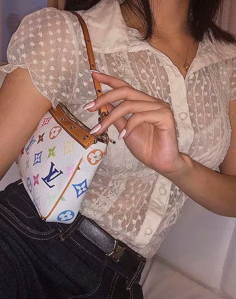 Chi Pu hao hung khoe tui xach hang hieu nhung bi soi diem phan cam nay