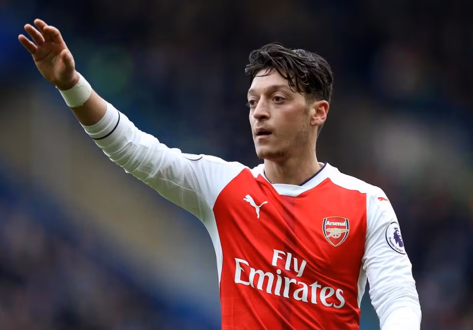 Ozil lọt top giỏi nhất thế giới: Phát biểu trước báo giới, HLV Wenger đã lên tiếng phủ nhận thông tin cho rằng Arsenal mạnh hơn khi không có sự phục vụ của Mesut Ozil. Bên cạnh đó ông còn khẳng định tiền vệ người Đức là một trong số những cầu thủ giỏi nhất thế giới. Ảnh: Goal