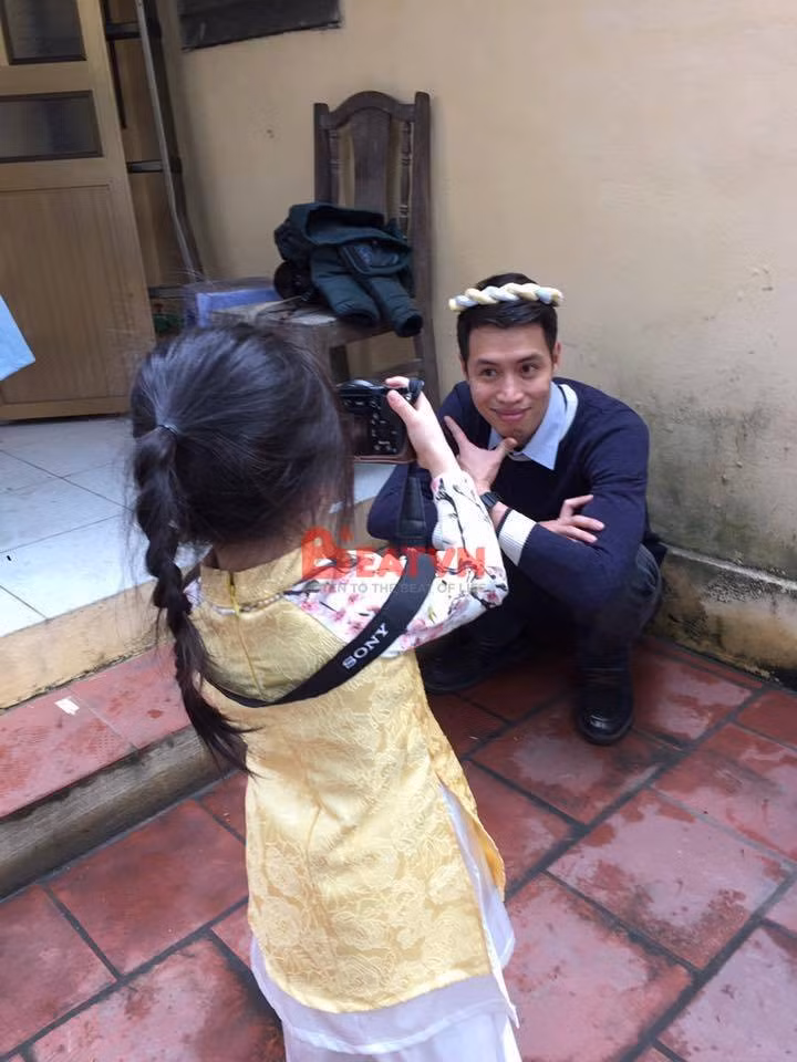 Cách các ông bố chăm sóc con có thể không dịu dàng và tinh tế như của mẹ nhưng tình yêu bố dành cho con gái luôn ấm áp và chân thành.